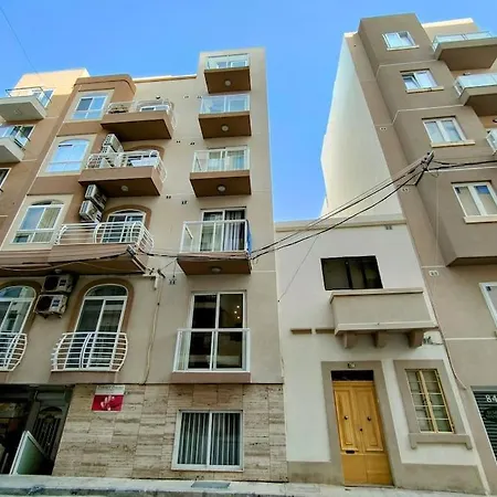 'home Away From Home' By The Sea San Ġiljan